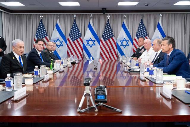 피트 헤그세스(오른쪽) 미국 국방부 장관과 베냐민 네타냐후 이스라엘 총리(왼쪽)가 9일(현지 시간) 워싱턴 DC 국방부에서 회담을 하고 있습니다./AFP연합뉴스