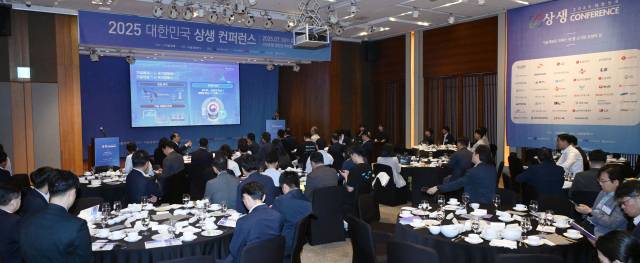 박용순 중소벤처기업부 기술국장이 10일 서울 중구 신라호텔에서 열린 ‘2025 대한민국 상생 컨퍼런스’에서 ‘함께 성장, 기술개발로 추진력을 더하다’를 주제로 기조연설을 하고 있다. 성형주 기자