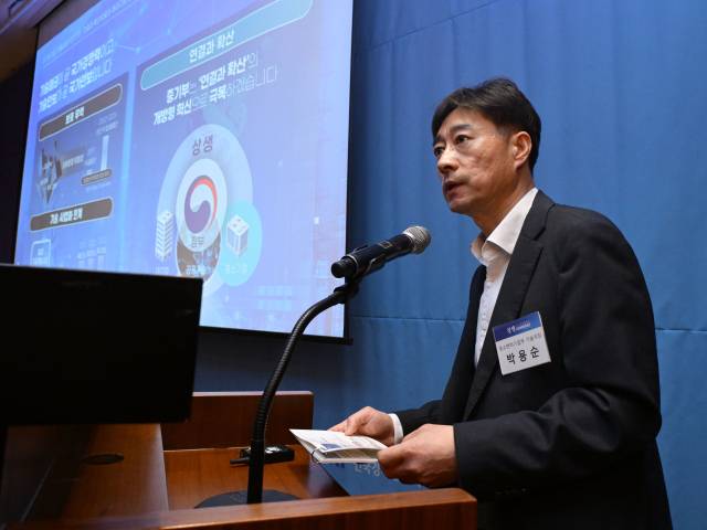 박용순 중소벤처기업부 기술국장이 10일 서울 중구 신라호텔에서 열린 ‘2025 대한민국 상생 컨퍼런스’에서 ‘함께 성장, 기술개발로 추진력을 더하다’를 주제로 기조연설을 하고 있다. 성형주 기자