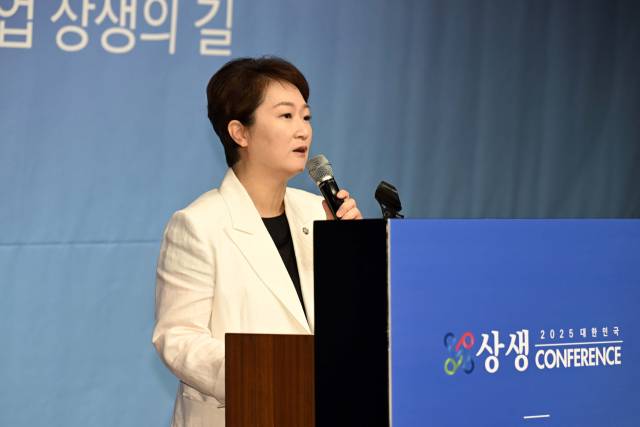 이언주 더불어민주당 최고위원이 10일 서울 중구 신라호텔에서 ‘기술개발로 이루는 대·중·소기업 상생의 길’을 주제로 열린 ‘2025 대한민국 상생 컨퍼런스’에서 축사를 하고 있다. 조태형 기자