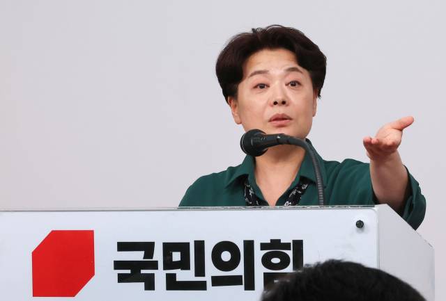 윤희숙 국민의힘 혁신위원장이 10일 서울 여의도 당사에서 열린 제1차 혁신위원회 회의 결과 브리핑에서 취재진의 질문을 받고 있다. 연합뉴스