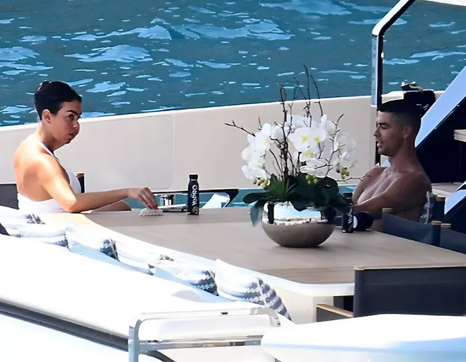 ▲ 호날두는 조타의 장례식이 거행된 장소에서 멀지않은 스페인 마요르카에서 가족들과 휴가를 보내는 것으로 알려졌다. 영국 '데일리메일'은 "호날두는 마요르카 섬에서 747만 유로(약 120억 원) 상당의 초호화 요트를 타고 시간을 보내고 있다"고 꼬집었다. ⓒ 데일리메일