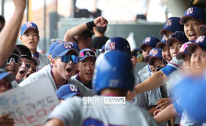 ▲ 경기항공고 선수들이 3타점 3루타를 날린 한동연을 축하하고 있다. ⓒ곽혜미 기자