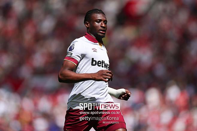 ▲ 쿠두스 이적설은 토트넘의 새로운 감독 토마스 프랭크의 강력한 의지가 반영된 결과다. 손흥민의 계약 기간이 1년 남은 상황에서, 프랭크 감독은 즉각적인 공격진 보강을 요청해 왔다. 기존에 프랭크 감독은 브렌트포드 시절 함께했던 브라이언 음뵈모 영입을 추진했지만, 맨체스터 유나이티드와의 협상 진전에 밀려 계획이 틀어졌다. 이에 대안으로 떠오른 인물이 바로 쿠두스다.