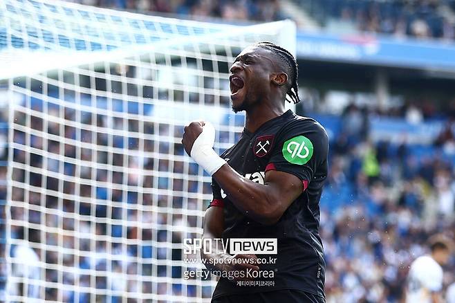 ▲ 쿠두스 이적설은 토트넘의 새로운 감독 토마스 프랭크의 강력한 의지가 반영된 결과다. 손흥민의 계약 기간이 1년 남은 상황에서, 프랭크 감독은 즉각적인 공격진 보강을 요청해 왔다. 기존에 프랭크 감독은 브렌트포드 시절 함께했던 브라이언 음뵈모 영입을 추진했지만, 맨체스터 유나이티드와의 협상 진전에 밀려 계획이 틀어졌다. 이에 대안으로 떠오른 인물이 바로 쿠두스다.