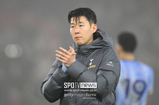 ▲ 그렇기에 손흥민은 토트넘 합류 직후 새 사령탑인 프랭크 감독과 미래에 대한 대화를 나눌 것으로 보인다. 이미 현지 매체들을 꾸준히 "프랭크 감독의 부임 후 첫 업무는 손흥민의 거취에 대한 이야기를 나누는 것이다"라고 보도한 바 있다.