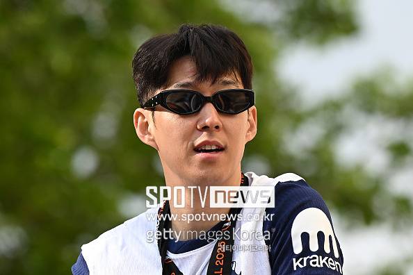 ▲ 그렇기에 손흥민은 토트넘 합류 직후 새 사령탑인 프랭크 감독과 미래에 대한 대화를 나눌 것으로 보인다. 이미 현지 매체들을 꾸준히 "프랭크 감독의 부임 후 첫 업무는 손흥민의 거취에 대한 이야기를 나누는 것이다"라고 보도한 바 있다.