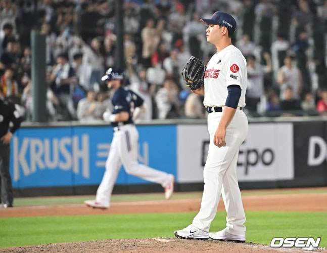 롯데 김진욱(오른쪽)이 8일 사직 두산전에서 8회초 제이크 케이브에게 동점 투런 홈런을 맞고 있다.