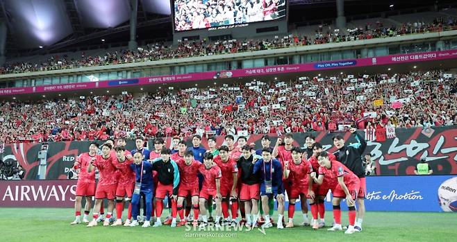 주장 손흥민과 선수들이 지난달 10일 서울월드컵경기장에서 북중미월드컵 최종예선 마지막 경기인 쿠웨이트전에서 승리한 후 월드컵11연속 본선진출을 축하하며 붉은악마를 배경으로 기념촬영을 하고 있다. /사진=강영조 선임기자