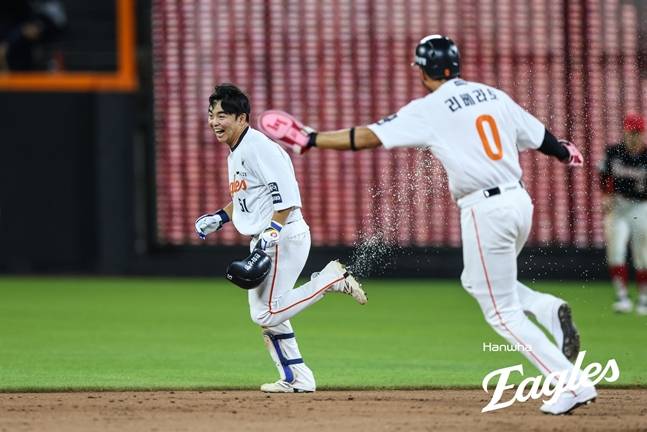 문현빈(왼쪽)과 리베라토. /사진=한화 이글스