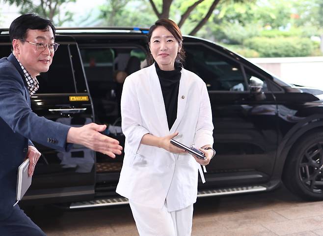 강선우 여성가족부 장관 후보자가 지난달 26일 인사청문회 준비 사무실이 마련된 서울 이마빌딩으로 들어서고 있다. 연합뉴스