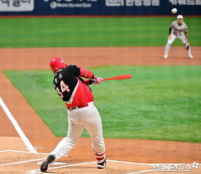 KIA 타이거즈 베테랑 타자 최형우가 지난 8일 대전 한화 이글스전에서 주루 중 부상을 당해 2025 KBO 올스타전 참가가 불발됐다. 김호령이 대신 참가한다. 사진 엑스포츠뉴스 DB