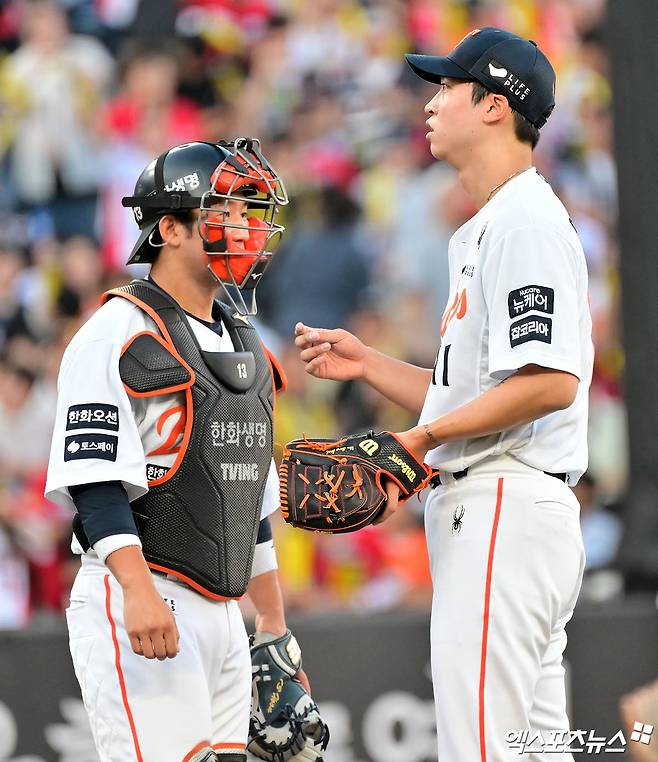 9일 오후 대전 한화생명 볼파크에서 열린 '2025 신한 SOL Bank KBO리그' KIA 타이거즈와 한화 이글스의 경기, 2회초 무사 1,2루 한화 최재훈이 마운드를 방문해 엄상백과 대화를 나누고 있다. 엑스포츠뉴스DB