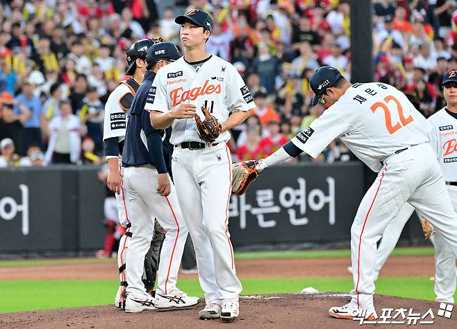 9일 오후 대전 한화생명 볼파크에서 열린 '2025 신한 SOL Bank KBO리그' KIA 타이거즈와 한화 이글스의 경기, 4회초 1사 2루 한화 엄상백이 마운드를 내려가고 있다. 엑스포츠뉴스DB