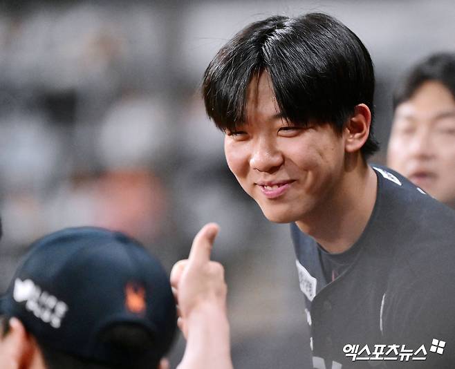 5일 오후 서울 구로구 고척스카이돔에서 열린 '2025 신한 SOL Bank KBO리그' 한화 이글스와 키움 히어로즈의 경기, 한화 황준서가 더그아웃에서 미소를 보이고 있다. 엑스포츠뉴스DB