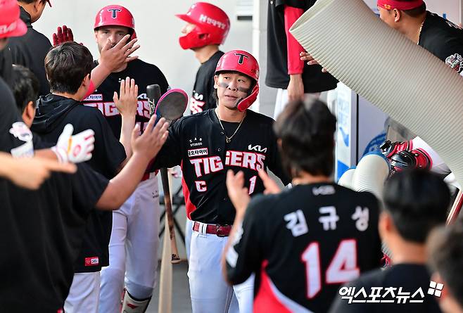 10일 오후 대전 한화생명 볼파크에서 열린 '2025 신한 SOL Bank KBO리그' KIA 타이거즈와 한화 이글스의 경기, 4회초 무사 1,3루 KIA 박찬호가 위즈덤의 1타점 희생플라이때 득점에 성공하고 있다. 대전, 김한준 기자