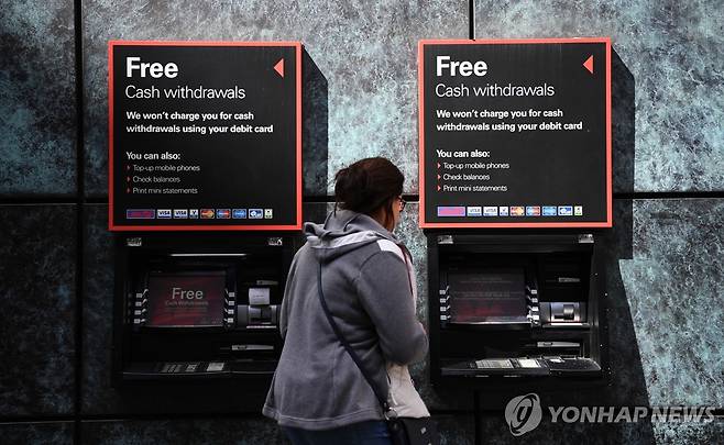 런던 거리의 ATM 기기 [EPA 연합뉴스 자료사진 재판매 및 DB 금지]