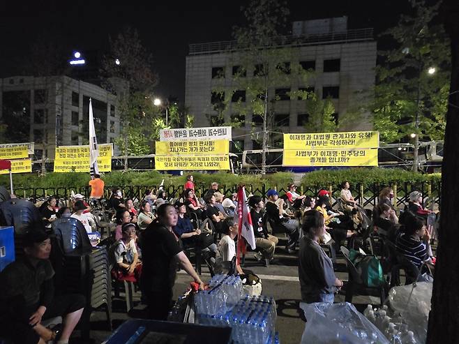 망연자실한 법원 앞 尹 지지자들 (서울=연합뉴스) 최원정 기자 = 10일 오전 서울 서초구 서초동 서울중앙지법 앞에 모인 윤석열 전 대통령 지지자들이 구속영장 발부 소식을 듣고 허탈해하고 있다. 2025.7.10 away777@yna.co.kr