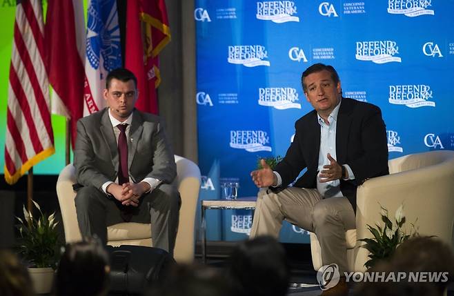 콜드웰 전 미국 국방장관 수석고문 피트 헤그세스 미국 국방부 장관의 수석 고문을 지낸 댄 콜드웰이(왼쪽) 2017년 7월 6일(현지시간) 텍사스주 오스틴에서 열린 행사에 참석하고 있다. [AFP 연합뉴스 자료사진. 재판매 및 DB 금지]