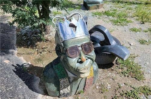 짐바브웨 로버트 무가베 전 대통령 흉상 짐바브웨 치퉁귀자 아트센터(Chitungwiza Arts Centre)의 로버트 무가베 전 대통령 흉상. 37년 장기 독재자이면서 동시에 강대국에 맞섰던 그를 후대는 어떻게 기억할 것인가(2025.1.18. 필자 촬영) [이은별 제공. 재판매 및 DB 금지]