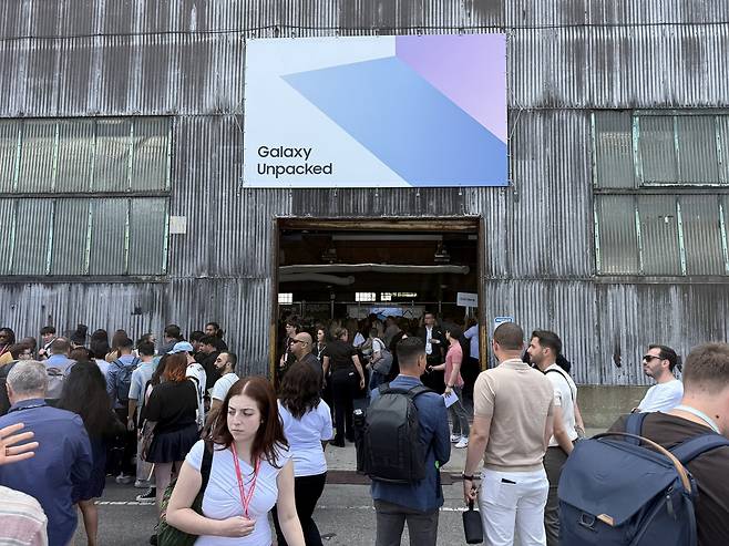 갤럭시 언팩 신제품 체험 공간 (뉴욕=연합뉴스) 이지헌 특파원 = 삼성전자는 9일(현지시간) 미국 뉴욕 브루클린 듀갈 그린하우스에서 열린 신제품 공개 행사 '갤럭시 언팩 2025'에서 신형 폴더블 스마트폰 갤럭시 Z 폴드7 및 플립7을 전 세계에 소개했다. 사진은 신제품 체험공간 행사장 입구. 2025.7.9 pan@yna.co.kr