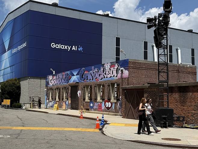 뉴욕 브루클린 갤럭시 언팩 행사장 (뉴욕=연합뉴스) 이지헌 특파원 = 삼성전자는 9일(현지시간) 미국 뉴욕 브루클린 듀갈 그린하우스에서 열린 신제품 공개 행사 '갤럭시 언팩 2025'에서 신형 폴더블 스마트폰 갤럭시 Z 폴드7 및 플립7을 전 세계에 소개했다. 사진은 언팩 행사가 열린 듀갈 그린하우스.2025.7.9 pan@yna.co.kr