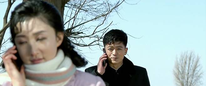 북한 드라마 '백학벌의 새봄' 중 한 장면 (서울=연합뉴스) 조선중앙TV 드라마 '백학벌의 새봄' 속 연인인 경미와 영덕이 대화하고 있다. 2025.7.10 [조선중앙TV 캡처]