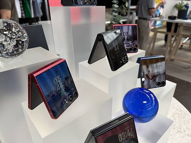 삼성 갤럭시 Z 플립7 언팩 (뉴욕=연합뉴스) 이지헌 특파원 = 삼성전자는 9일(현지시간) 뉴욕 브루클린 두갈 그린하우스에서 열린 신제품 공개 행사 '갤럭시 언팩 2025'에서 신형 폴더블 스마트폰 갤럭시 Z 폴드7 및 플립7를 전 세계에 소개했다. 사진은 전시된 플립7 모습. 2025.7.9 pan@yna.co.kr