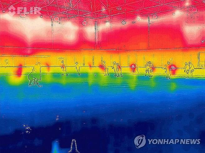 '한여름의 유토피아' 아이스링크장 (광주=연합뉴스) 정다움 기자 = 낮 최고기온이 36.7도까지 올라 7월 상순 기온값 신기록이 세워진 지난 9일 오전 광주 서구 염주체육관에 있는 아이스링크장을 열화상 카메라로 촬영한 모습. 온도가 낮은 곳은 푸르게, 높은 곳은 붉게 표시돼 있다. 2025.7.10 daum@yna.co.kr