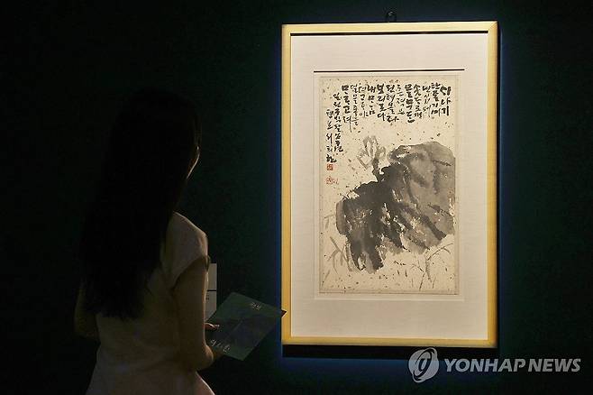 서예가 평보 서희환 서거 30주년 회고전 개최 (서울=연합뉴스) 강민지 기자 = 10일 서울 서초구 예술의전당 서울서예박물관에서 열린 '평보 서희환: 보통의 걸음' 전시 프리뷰에서 관계자가 작품을 살펴보고 있다. 2025.7.10 mjkang@yna.co.kr