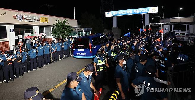서울구치소 들어가는 윤 전 대통령 탑승 차량 (의왕=연합뉴스) 서명곤 기자 = 구속 전 피의자 심문(영장실질심사)을 마친 윤석열 전 대통령이 탑승한 차량이 9일 경기도 의왕시 서울구치소로 들어가고 있다.  2025.7.9 seephoto@yna.co.kr