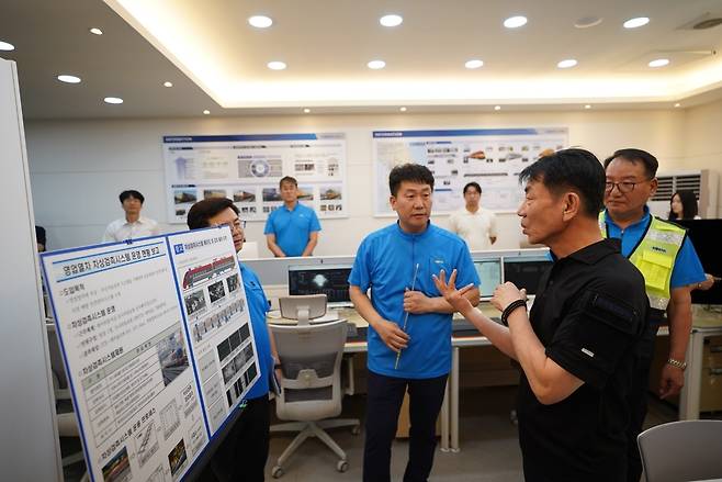 인공지능(AI) 유지보수 장비 점검하는 한문희 코레일 사장(오른쪽)   [코레일 제공. 재판매 및 DB 금지]