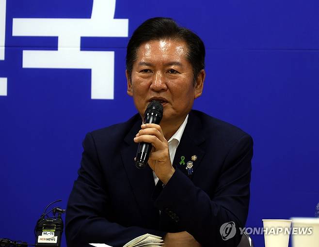 정청래 "나는 충청의 아들" (청주=연합뉴스) 전창해 기자 = 더불어민주당 당 대표 선거에 출마한 정청래 국회의원이 10일 청주에 있는 충북도당 대회의실에서 지역 핵심당원과의 간담회를 하고 있다. 2025.7.10 jeonch@yna.co.kr