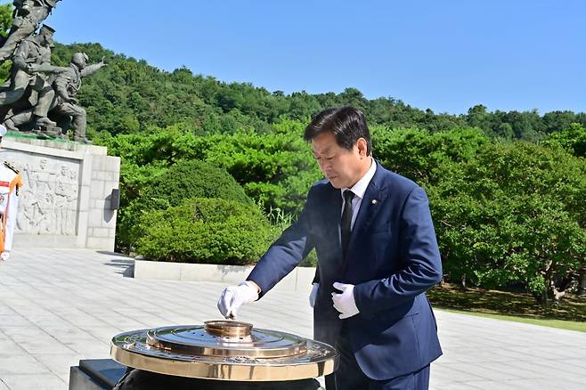 고 김대중 전 대통령 묘역 참배하는 황명선 의원 (서울=연합뉴스) 더불어민주당 8·2 전당대회 최고위원 선거에 출마한 황명선 의원이 후보 등록일인 10일 국립서울현충원을 방문해 참배하고 있다. [황명선 의원실 제공. 재판매 및 DB 금지]