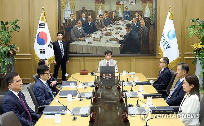 금통위 주재하는 이창용 총재 (서울=연합뉴스) 이창용 한국은행 총재가 10일 서울 중구 한국은행에서 열린 금융통화위원회를 주재하고 있다. 2025.7.10 [사진공동취재단] photo@yna.co.kr
