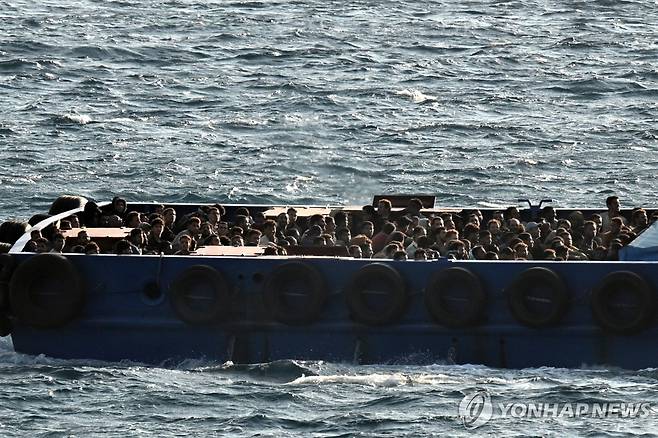 그리스로 향하는 이주민들 (EPA=연합뉴스) 10일(현지시간) 그리스 라브리오 항구에 이주민들을 태운 소형 상륙정이 입항하고 있다. 2025.07.10 photo@yna.co.kr
