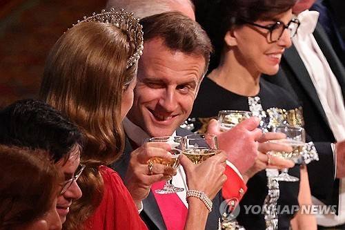 8일 영국 국빈 만찬장에서 왕세자빈과 건배하며 윙크한 마크롱 대통령 [로이터 연합뉴스 자료사진. 재판매 및 DB 금지]