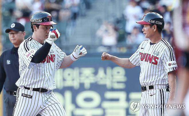 적시타 친 박동원 (서울=연합뉴스) 김성민 기자 = 10일 서울 잠실야구장에서 열린 2025 프로야구 키움 히어로즈와 LG 트윈스의 경기. 1회말 2사 2루 LG 박동원이 1타점 적시타를 친 후 손을 들어올리고 있다. 2025.7.10 ksm7976@yna.co.kr
