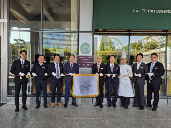 쉐라톤 그랜드 인천 호텔 1층 로비에서 5성 등급 획득을 기념하는 현판식이 개최되고 있다. 2025.7.10 /쉐라톤 그랜드 인천 호텔 제공