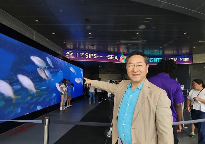 ▲ 유정복 인천시장이 11일(현지시각) 미국 애틀랜타에 있는 조지아 아쿠아리움에서 취재진에게 전시 중인 물고기에 대해 설명하고 있다.