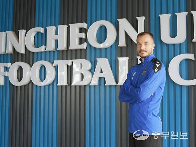 인천유나이티드 클럽하우스에서 무고사가 프로필 촬영을 하고있다. 사진=배상일기자