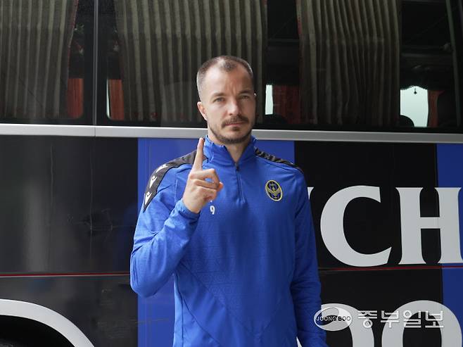 인천유나이티드 클럽하우스에서 무고사가 세리머니 포즈를 취하고 있다 사진=배상일기자