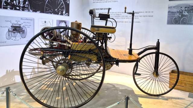 마차처럼 보이는 세계 최초의 가솔린 엔진 자동차 ‘페이턴트 모터바겐’. 남태우 기자