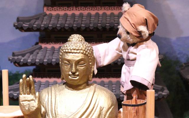 경북 경주시 바니베어뮤지엄에 설치된 장인 곰이 불상을 만드는 모습. 남태우 기자