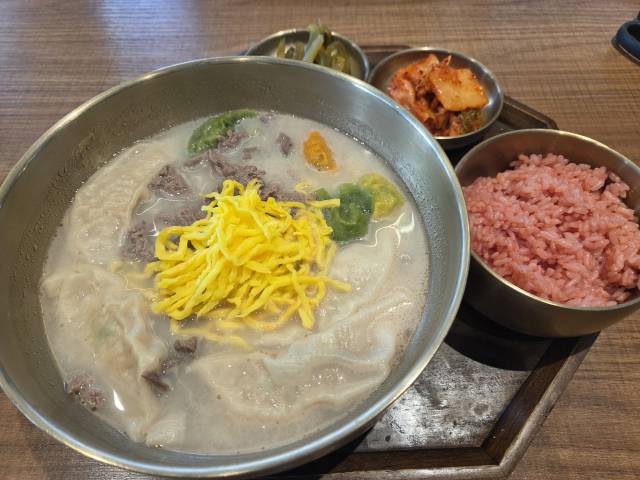 부산의 유명 만두집 신발원과 콜라보한 만둣국. 담백하지만 만두를 으깨면 간이 맞춰진다.