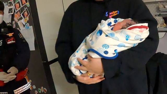 산청 산불 현장 한 주택에서 태어나 긴급 구조된 아기가 건강하게 100일을 맞았다. 지난 9일에는 아기 가족들이 산청소방서를 찾아 구급대원들에게 감사 인사를 전했다. 산청소방서 제공