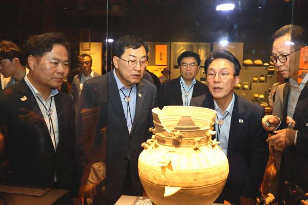 2025 APEC 정상회의 준비상황 점검을 위해 11일 경주를 방문한 김민석 국무총리(오른쪽 두번째)가 주낙영 경주시장(왼쪽 두번째)와 국립경주박물관 전시실을 둘러보고 있다.