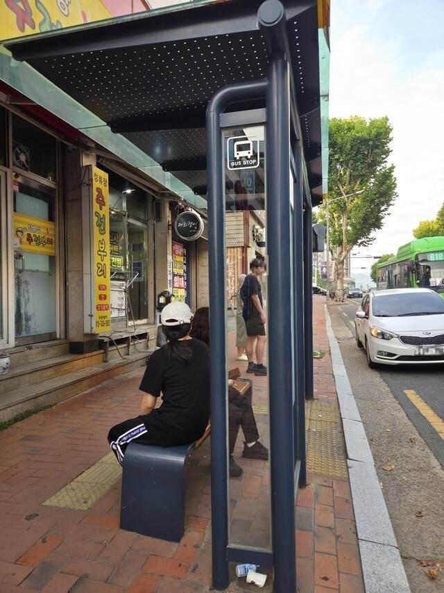 'KT동대구지사 건너' 정류장 앞 버스를 기다리고 있는 승객들의 모습. 구아영 기자