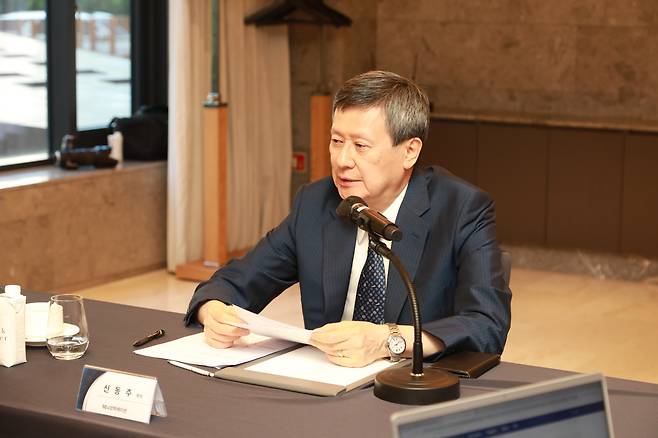신동주 SDJ코퍼레이션 회장이 지난 10일 진행된 인터뷰에서 기자 질의에 답변하고 있다./사진=SDJ코퍼레이션