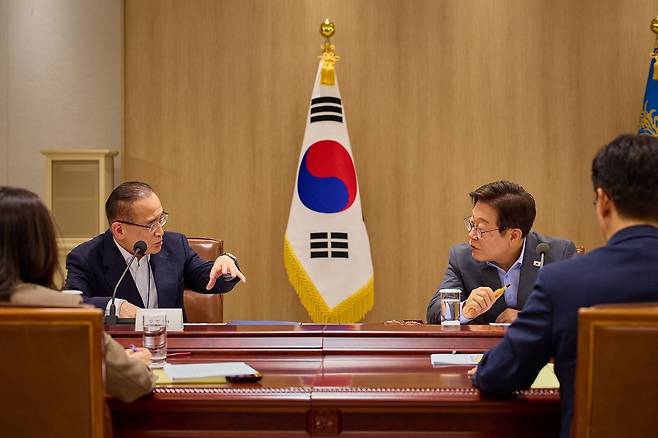 이재명 대통령이 10일 서울 용산 대통령실에서 열린 국가안전보장회의(NSC) 전체회의에서 위성락 국가안보실장과 대화하고 있다. 사진=뉴시스(대통령실 제공)